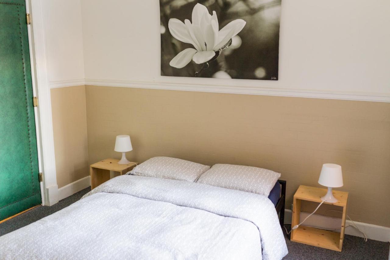 Le 9 Et Demi Bed & Breakfast Монреал Екстериор снимка